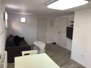 ein Wohnzimmer mit Sofa und Tisch in der Unterkunft small&fine in Stockach + 9 Fotos