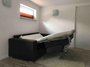 ein Krankenhausbett in einem Zimmer mit Fenster in der Unterkunft small&fine in Stockach