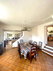 Un comedor con mesa y sillas en Authentique mas provençal Gémenos, en Gémenos