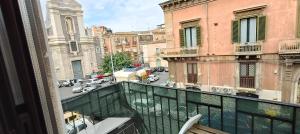 una vista di una strada cittadina da un balcone di DownTown art in Town a Catania