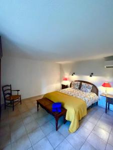 Un dormitorio con una cama, una mesa y una silla. en Authentique mas provençal Gémenos, en Gémenos