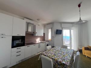 a kitchen and dining room with a table and a table and chairs at Wave n'Sea in Marina Julia