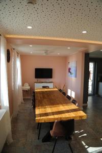 a conference room with a table and a tv at Haus am Meer in Brist