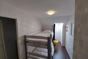 ヴァンヌにあるSpacious apartment with balconyの二段ベッドが2つある小さな部屋