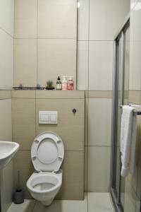Bilik mandi di Jambi Merensky Nest +7 gambar