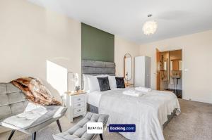 Un dormitorio con una cama, una silla y un espejo. en Last-Minute Specials l 1 Bed Apt, Luxury Balcony By Capital Retreats Short Lets & Serviced Accommodation in Colindale With Free WiFi, en Hendon