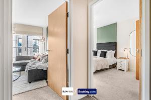 un dormitorio con una cama y un espejo en Last-Minute Specials l 1 Bed Apt, Luxury Balcony By Capital Retreats Short Lets & Serviced Accommodation in Colindale With Free WiFi, en Hendon