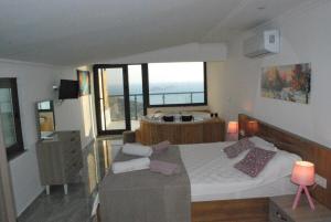 Кровать или кровати в номере KaşKalkanDenizmanzingJacuzzi with IcatacodDaire