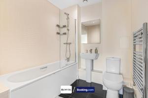 Un baño blanco con inodoro y ducha. en Last-Minute Specials l 1 Bed Apt, Luxury Balcony By Capital Retreats Short Lets & Serviced Accommodation in Colindale With Free WiFi, en Hendon 14 fotos más