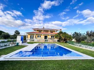 Bazén v ubytování Quinta Do Ribeirinho nebo v jeho okolí