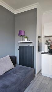 Un dormitorio con una cama y una lámpara morada. en Serce Krynicy, en Krynica Morska