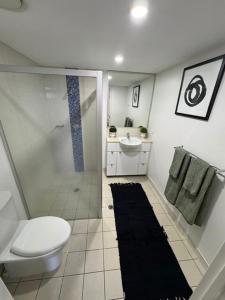 ブリスベンにあるLuxury Apartment Brisbane CBDのバスルーム(トイレ、シャワー、シンク付)