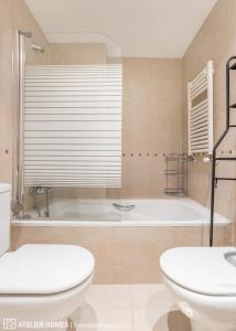 サビニャニゴにあるLas Margas Vistas Golfの浴槽、トイレ、洗面台を備えたバスルーム