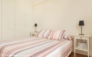 サビニャニゴにあるLas Margas Vistas Golfの白いベッドルーム(ピンクと白のストライプのベッド付) +17枚の写真