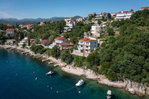 une ville sur une colline avec des bateaux dans l'eau dans l'établissement Apartment Srica, à Kraljevica