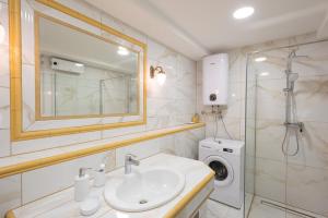 une salle de bain avec un lavabo et une machine à laver dans l'établissement Apartment Srica, à Kraljevica 15 autres photos