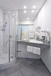 Koupelna v ubytování Hotel Burgblick + 30 fotografií