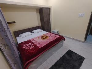 Ένα ή περισσότερα κρεβάτια σε δωμάτιο στο Sudarshan Home Stay