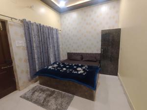 Ένα ή περισσότερα κρεβάτια σε δωμάτιο στο Sudarshan Home Stay