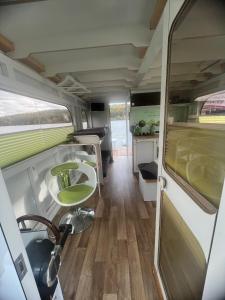 Hausboot Rollyboot的厨房或小厨房