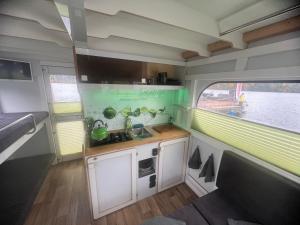Hausboot Rollyboot的厨房或小厨房