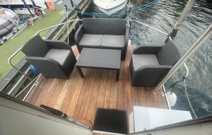 Hausboot Rollyboot的休息区