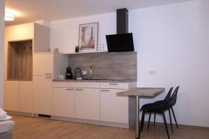 Kuchyň nebo kuchyňský kout v ubytování Mein Träumchen Apartements- 7 Rose stillvoll und zentral übernachten + 7 fotografií