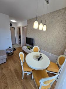 Μια τηλεόραση ή/και κέντρο ψυχαγωγίας στο Apartman Bianca Divcibare Kota 992
