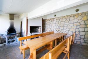 TV a/nebo společenská místnost v ubytování Beachfront Apartments Lopar (4419)
