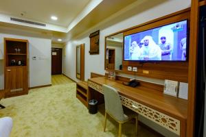 TV a/nebo společenská místnost v ubytování Zaman Homeland Hotel