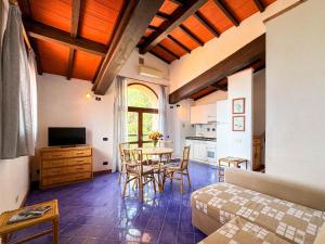 a kitchen and living room with a table and chairs at Cota Quinta in Rio nellʼElba