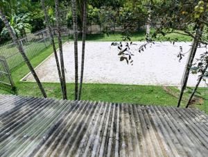 un banco del parque con vistas a un estanque en Camping em Castanhal para COP 30, en Castanhal
