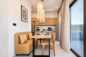 a dining room and kitchen with a table and chairs at Beach Luxury Homes - Zoe in Lampi