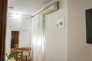 Habitación con aire acondicionado blanco en la pared en Suite privada muy céntrica, en Granada