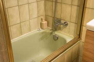 y baño con bañera y grifo. en Suite privada muy céntrica, en Granada