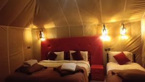 Postel nebo postele na pokoji v ubytování Akabar Luxury Desert Camp