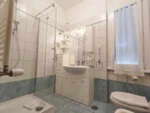 A bathroom at San Giovanni Apartment with Balcony Még 18 kép