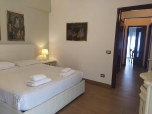 A bed or beds in a room at San Giovanni Apartment with Balcony