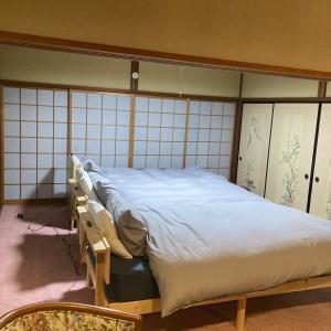 Voodi või voodid majutusasutuse 福のや toas