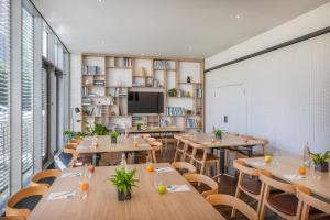 TV a/nebo společenská místnost v ubytování INNSiDE by Meliá Düsseldorf Seestern