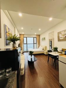 Η κουζίνα ή μικρή κουζίνα στο Căn hộ Duluxe H2 view sông Masteri Oceanpark +37 φωτογραφίες