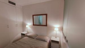 - une chambre avec un lit et 2 tables avec des lampes dans l'établissement Beach Proximity in Historic Nice, Your Perfect 2 Room Rental, à Nice