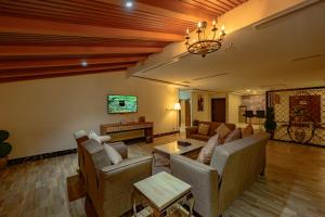TV a/nebo společenská místnost v ubytování Zaman Homeland Hotel