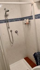 una ducha con puerta de cristal en un baño en Ca' du Ventu - Cozy house with mezzanine & little garage, en Calice Ligure 6 fotos más