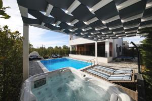 Hồ bơi trong/gần Villa Angelina