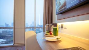 un tavolo con frullatore e un drink sopra di HARRIS Suites fx Sudirman a Giacarta