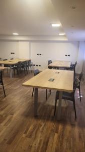 a group of tables in a room with wooden floors at MONOAMBIENTE VILAUT Temporario in Córdoba +15 photos