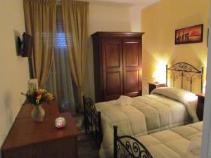 ガリポリにあるB&B Eco Dal Mareのベッド2台、テーブル、テーブルシックスシックスが備わる客室です。