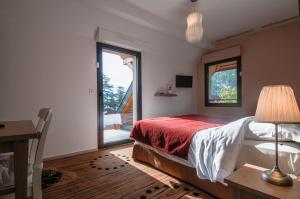Un dormitorio con una cama y un escritorio y una ventana. en Le Comptoir de Sebastien - La Plage et Le Port - 2 duplex - 100m de la plage de Talloires, en Talloires