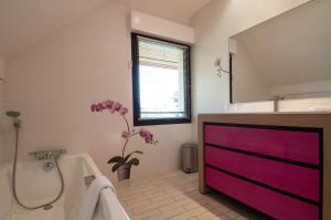 baño con puerta corredera de color rosa en Le Comptoir de Sebastien - La Plage et Le Port - 2 duplex - 100m de la plage de Talloires, en Talloires